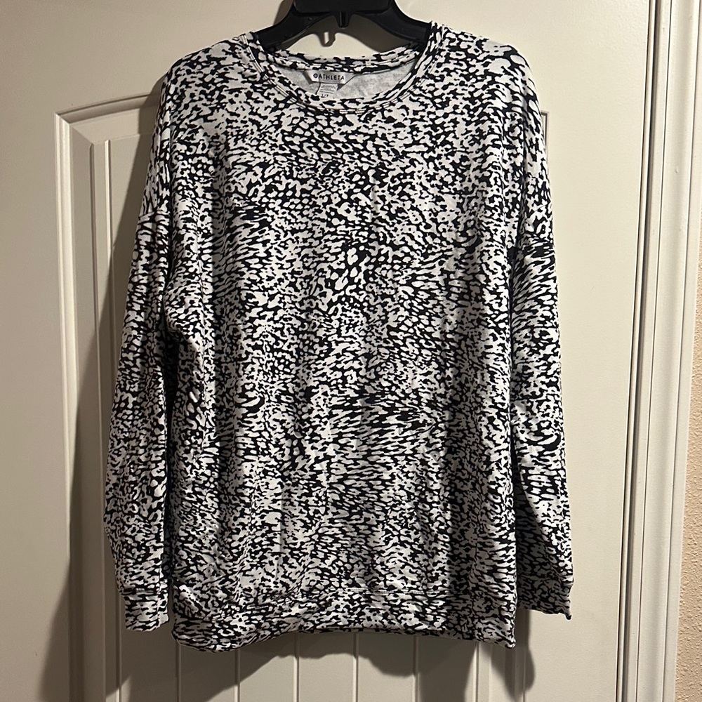 Athleta women’s Black & White Abstract  crewneck light sweatshirt